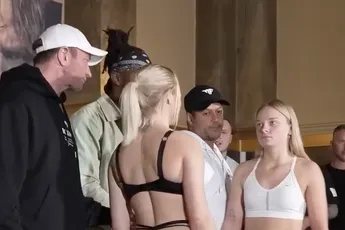 KSI wijst kus af van OnlyFans model Astrid Wett tijdens weegmoment bokswedstrijd