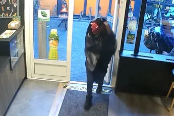 Misschien niet de beste tijd om een snackbar te overvallen met een duivelsmasker op