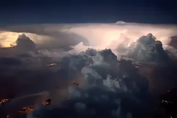 Piloot maakt mooie beelden van het onweer boven Rotterdam