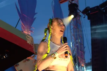 Start een burenruzie met Paul Elstak's remix van 'Party Till I Die' van Ame Bibabi