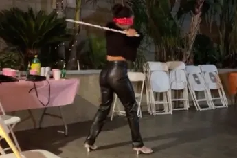 Dame heeft geen geweldig richtingsgevoel tijdens slopen van Piñata