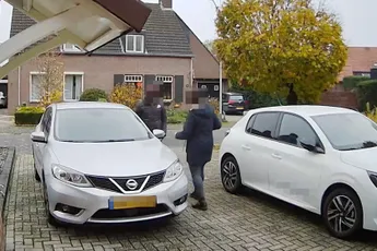 Man in Limburg gluurt bij mensen naar binnen en loopt ook zomaar met mensen mee naar binnen