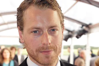 Manager Mart Hoogkamer is piswoest, want betrapt bekende acteur met 17-jarige dochter