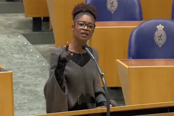 Sylvana Simons wordt woest bij debat gebeurtenissen in Staphorst en loopt Tweede Kamer uit