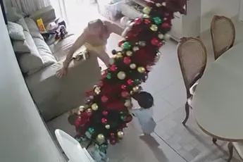 Opa doet superhelden poging om kleinzoon te redden tijdens omvallende kerstboom