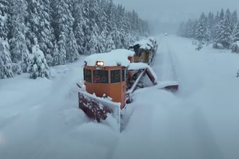 Bulldozer trein laat zien hoe ze met sneeuw omgaan in Californië