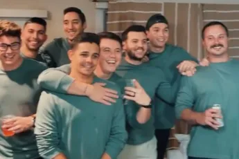 Allemaal hetzelfde shirtje tijdens kerstfeestje
