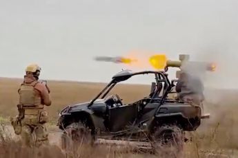 Oekraïense soldaten schieten met Russisch wapen op Russische tank
