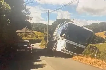 Vuilniswagen en een zachte berm was geen gelukkige combinatie in Welshpool