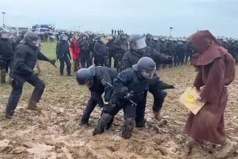 Agenten zitten vast in de modder in Duitse bruinkooldorp Lützerath