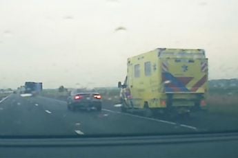 Automobilist in een Audi wil ambulance van de weg drukken