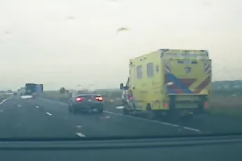 Automobilist in een Audi wil ambulance van de weg drukken