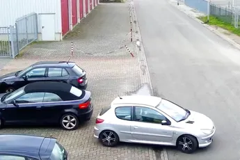 Automobilist in Limburgse Eygelshoven geeft auto een kus en rijdt door