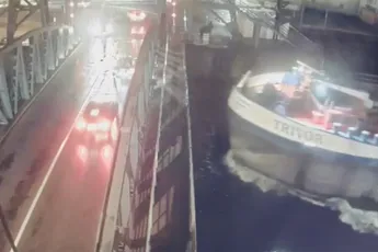 Beelden schip vaart tegen Budabrug in Belgische Neder-over-Heembeek