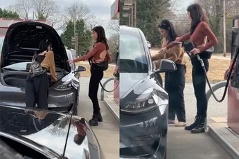 Dames weten niet dat een Tesla een elektrische auto is en proberen deze vol te tanken
