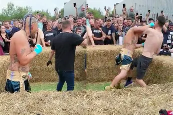 Gewoon een potje boksen tussen een aantal strobalen