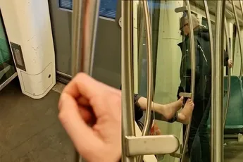 Na het zien van deze beelden raak je nooit meer wat aan in het openbaar vervoer