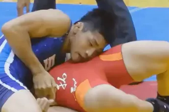 Toch aardig van worstelaar om geval tegenstander even goed te leggen