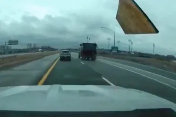 En zo ontving een automobilist een gratis plank hout