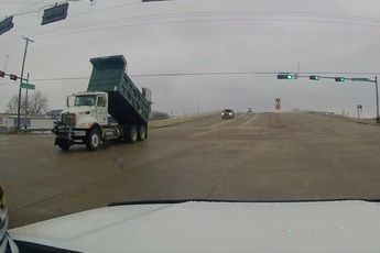 Kiepwagen sloopt setje verkeerslichten in Texas