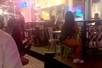 Influencer werkt keihard door terwijl de rest schaapachtig lacht en wacht