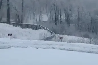 Als de lokale brug voorbij komt drijven in een lawine
