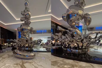 Dame loopt nat pak op tijdens vastleggen van kunstwerk in Atlantis The Royal