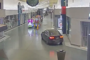 Dieven rijden met auto door winkelcentrum om een 'smash and grab' overval te doen
