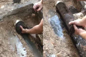 Loodgieter trekt wat uit een buis en dat is bevredigend