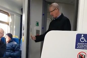 Man met hoge nood wordt te grazen genomen als hij naar toilet wil in trein