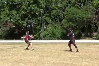 Nee joh, je kunt best partijtje sparren met een zweep in een park