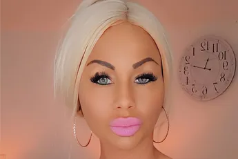 Samantha de Jong aka Barbie trekt in de slaapkamer een heel bos uit elkaar