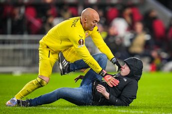 Veldbestormer valt doelman Dmitrovic aan tijdens PSV - Sevilla
