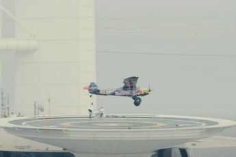 Met een vliegtuigje landen op een helipad op een 7 sterren hotel  in Dubai