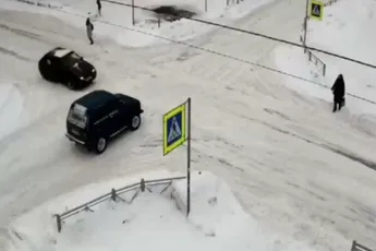 Overstekende vrouw komt akelig goed weg na aanrijding in St Petersburg