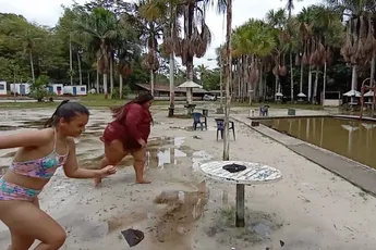 Braziliaanse tante heeft bijzondere duik techniek