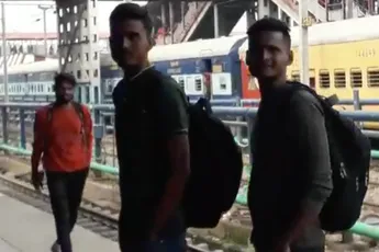 Natuurfilmpje draaien op een station in India