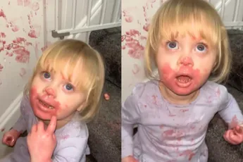 Dochtertje heeft moeder haar lippenstift gevonden