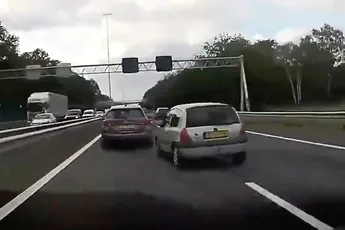 Chauffeur in Renault Clio kan beter heel snel zijn rijbewijs inleveren
