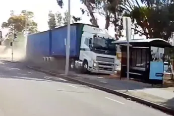 Chauffeur wordt onwel, verliest controle en laat enorm spoor van vernieling achter