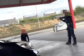 Toeschouwers vermaken zich wel met arrestatie bij benzinestation in Someren