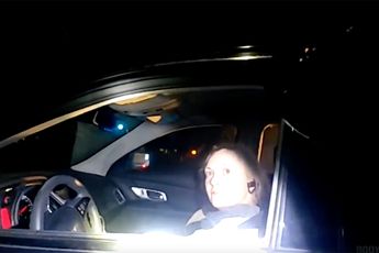 Vrouw in auto denkt dat wetten niet voor haar gelden: Politie vindt drugs in haar auto