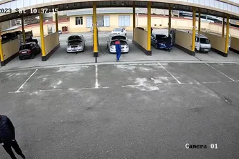 Werknemer benzinestation krijgt op bizarre manier gastank tegen zijn kop aan