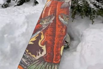Skiër redt snowboarder die ondersteboven in sneeuw is vast komen te zitten
