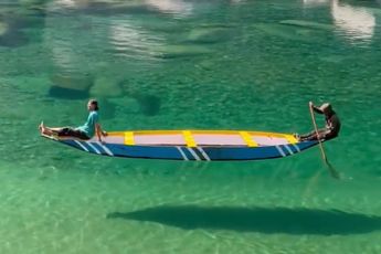 Boot lijkt te zweven op kraakhelder water in India