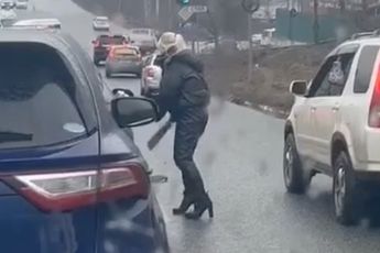 Dame gaat voor machete tijdens verkeersruzie in Vladivostok