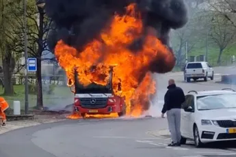 Elektrische vuilniswagen en vuilverbranding in een