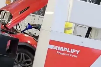 Olie bijvullen en tanken zijn twee verschillende dingen die je niet door elkaar moet halen