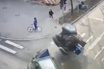 Boer met trekker zoekt asfalt na aanrijding in Moskou