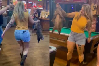 Amerikaanse plattelandsvrouw gooit buidelrat uit de kroeg